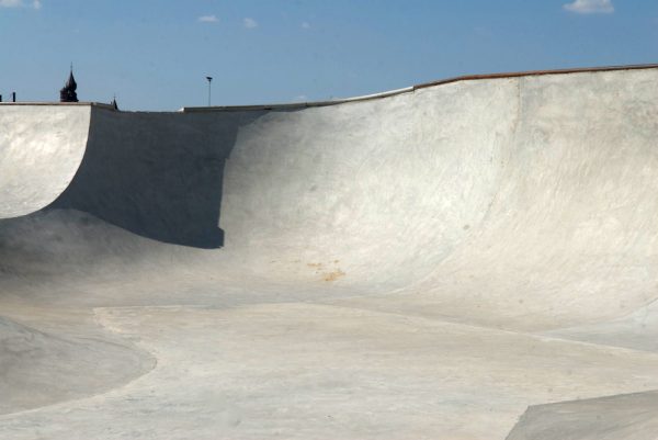 Another new section at Mechelen. A wide wall with pool coping and a perfect little whippy corner with pool coping.