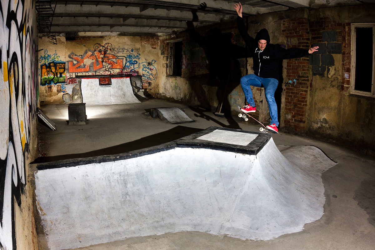 Tomas Krnavek nosegrinding the central obstacle.