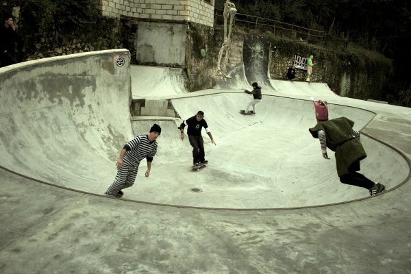 Snake Race in full effect.  Julen Mercader. Blunt to fakie on the mega mini ramp. Getting ready to drop in for the snake race.  Photo: Nora Heredia