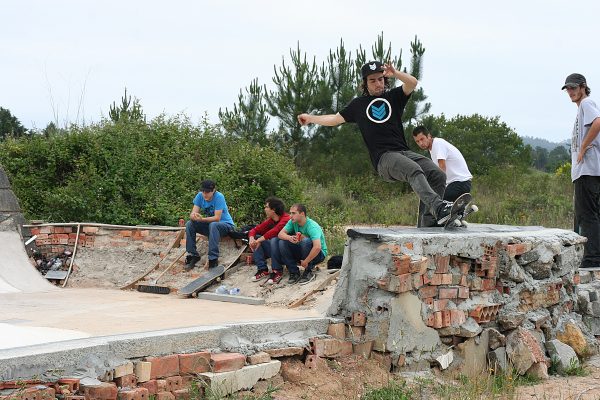 Renato Aires. Frontside feeble.