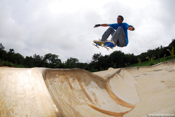 Kaleb Stevens. Ollie. El Mutante. Costa Rica. Photo: Tony Roberts