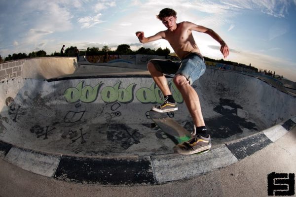 Melvin Podolski. Frontside tailslide. Mechelen, Belgium.  Photo: Fred Ferand