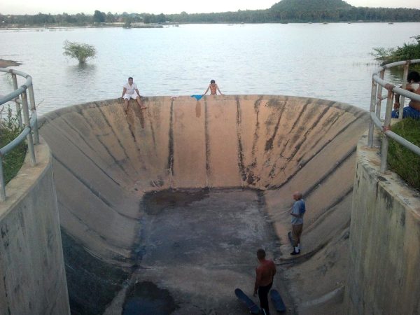 Water overflow ditch / bowl