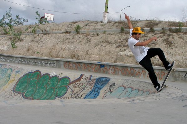 Roberto Alemañ. Frontside nose blunt slide. 