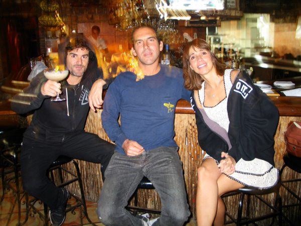 Roberto, Bailey, y Leticia at the bar.