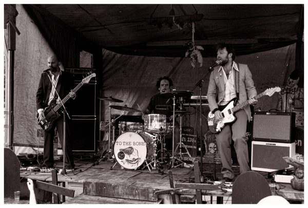 This band is called 'to the bone' and they recorded their videoclip during the show on the malinas machinas. While everybody was shredding the bowl