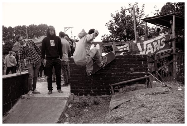 When everybody thought the skating was over, Hans found this (im)possible fs wallride on the bbq. He bumped on the rail in his way out!