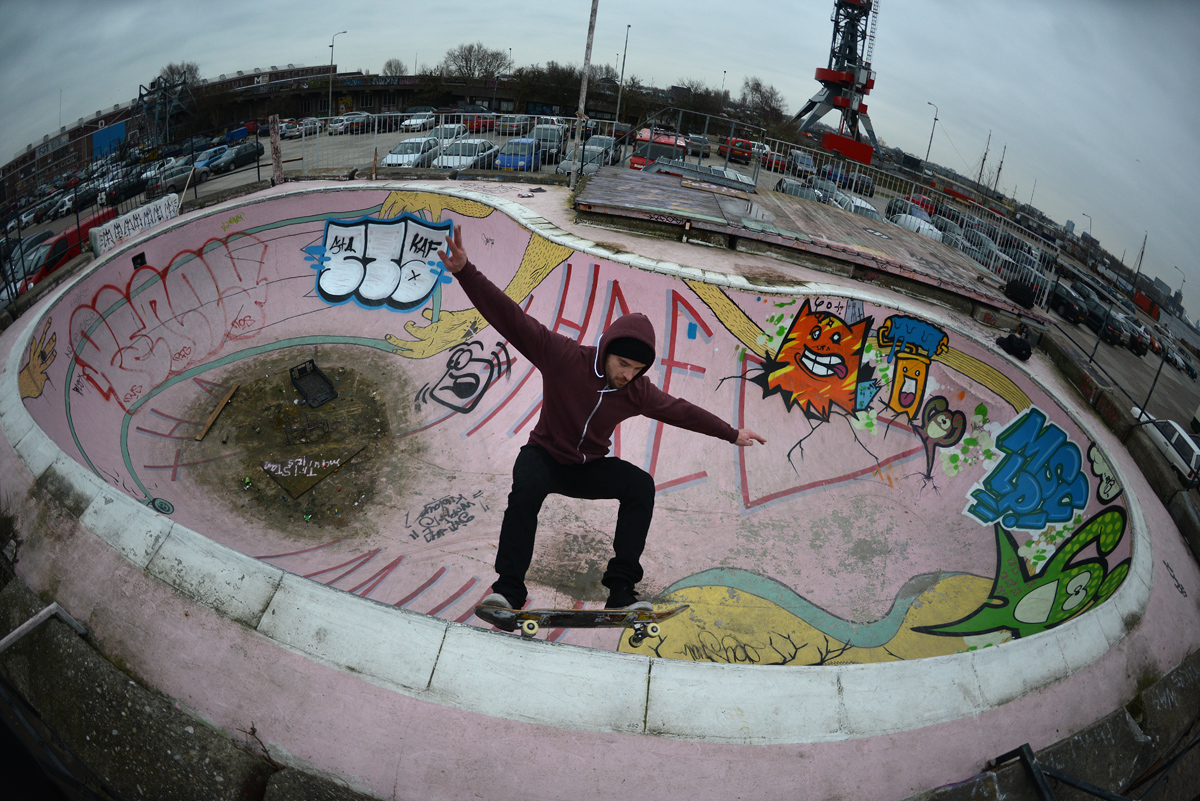 Overview of the M & M bowl with Tobi Hees frontside slash grinding from the deepend into the shallow.