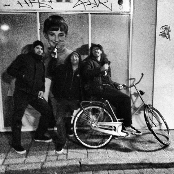 Street beers in Eindhoven, on the way to the bar. Käptn Neptun, J. Hay, and Dave Katz.  Photo: Nicola Debernardi