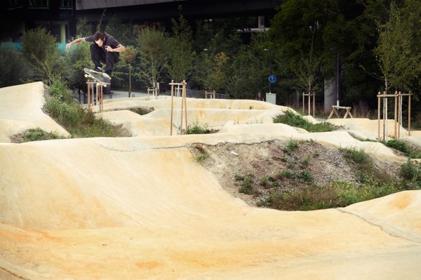 Igor Fardin. Kickflip. Photo: Alan Maag.