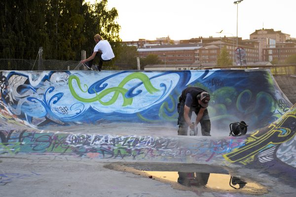 Antti Vierola. 5-0 nose grab while Juuso Aalto is working.  Photo: Samu Karvonen 