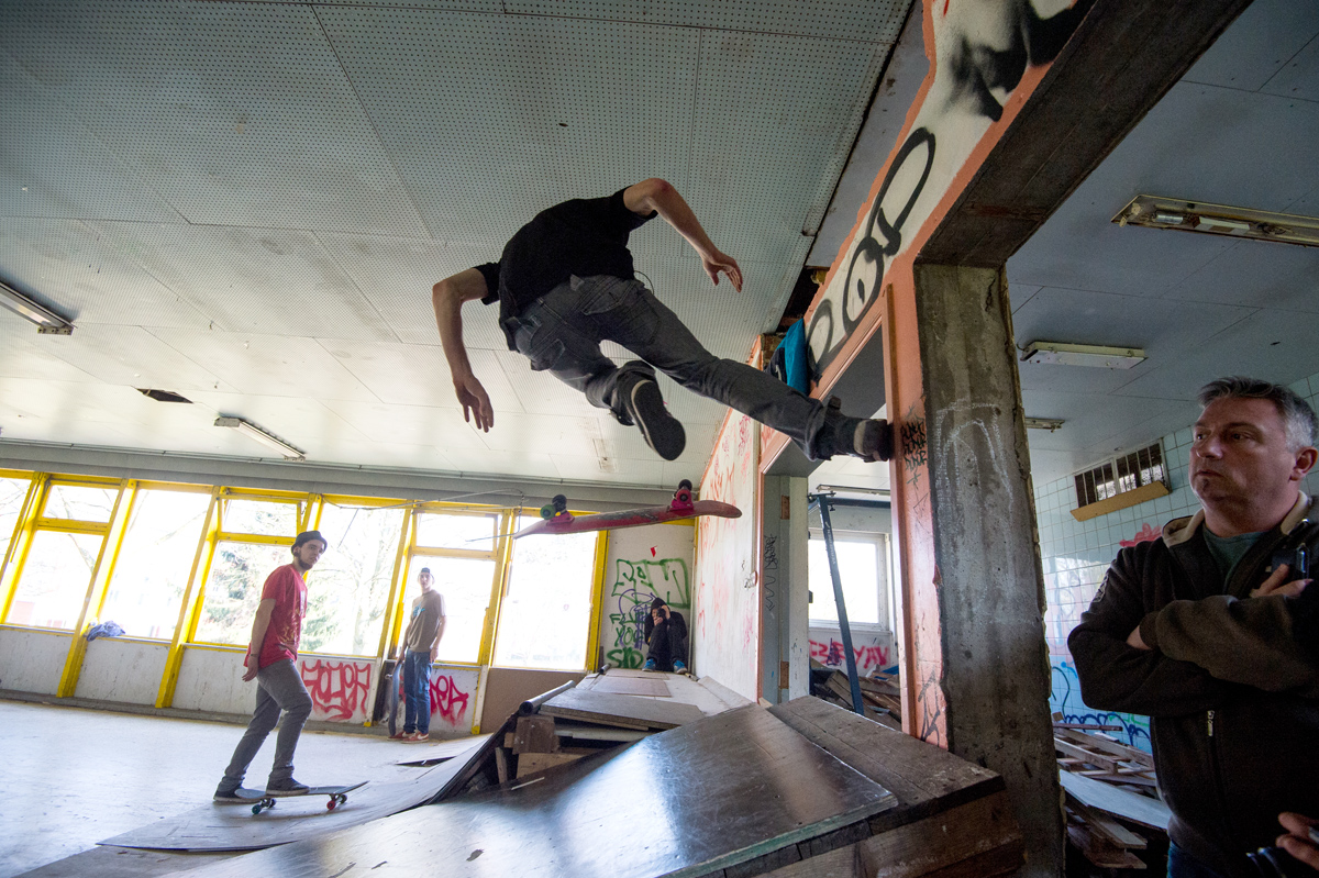 Jeff. Wall plant finger flip. Photo: Samuel Szepetiuk