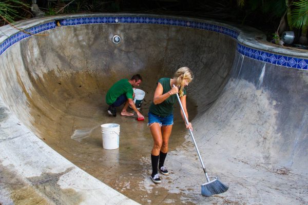 Alex Florence, Jon Jon's mom, helping to clean out the bowl before the session.