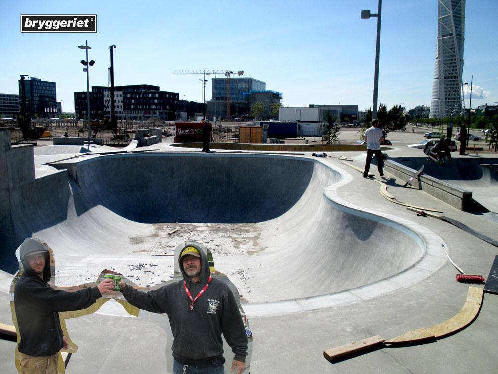 Pär Mag and Will Taylor finishing off a hard days work replacing the old coping with the better VIKING BLOCKS pool coping. Skål!