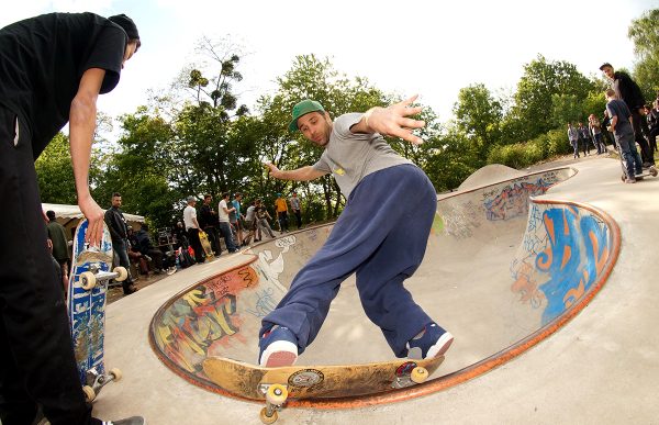 Sweatpants-dude, feeble to fakie