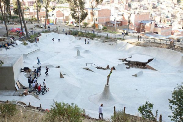  someone skating the building. Photo: association de skate