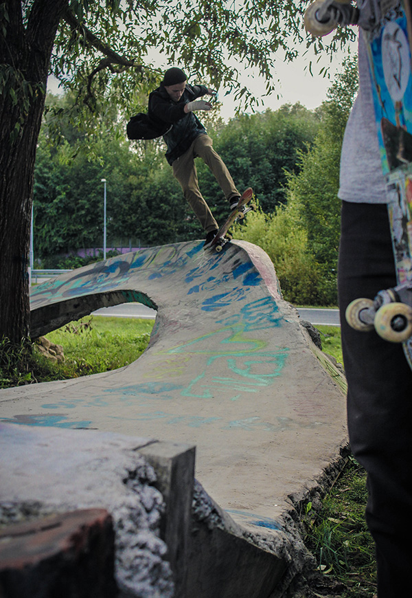 Lauri Ojanen from Tampere grinding to fakie behind the tree. photo: Viltsu