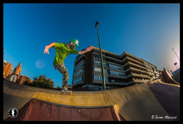 Kako. Frontside tailslide.