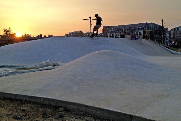 Arne and the first Tailslide over the new love seat, no wax, just dust. Ph: Slouri