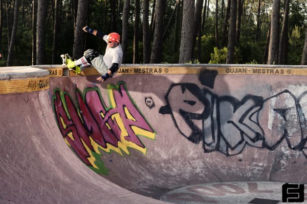 Wolfgang Toth. Frontside grind over the death box. Gujan bowl.