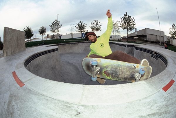 Soup frontside grinding over the love seat in the crazy backyard pool style bowl in Bremen, complete with 5 death boxes and a loveseat.... Pala Gila Bend pool replica in Germany. 