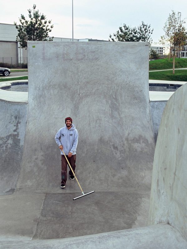 Bremen doesn't just have a cradle, a turbine full pipe and a backyard style pool bowl. It's also got a little quarter pipe.  