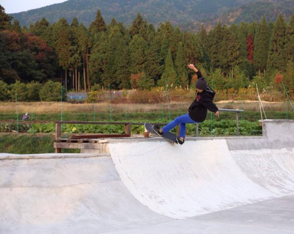 FS feeble grind by cute girl Mami Tezuka