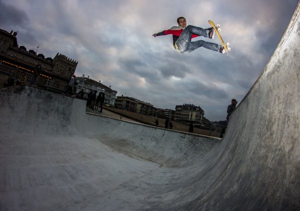 Mikel Muguerza from Zumaia blasting a powerful fs shifty in one of the first sessions in the skatepark.