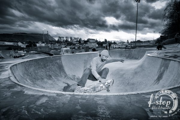 Mike van der Ouderaa. Frontside grind.