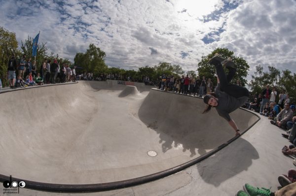 Tim Bijsterveld. Frontside invert. Photo: Nicola Debernardi