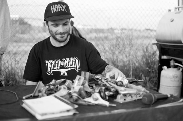 Germán. Collecting the trucks for the nexts Grind to Grind ramp jam.