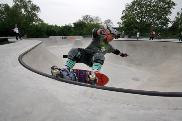 Wolfgang Toth aka Wolfgangster with the Endless grind. 50-50 around the corner of the deep end. Photo: Dietsches