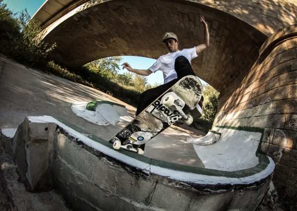 Frontside nosegrind. Photo: Valentin Klinger