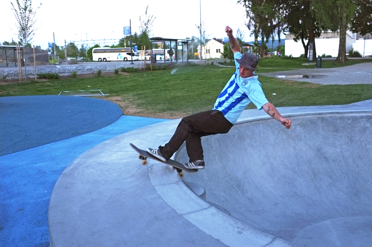 Daryl Nobbs. Frontside rockslide over the stairs. Gjøvik. Photo: David Jedda