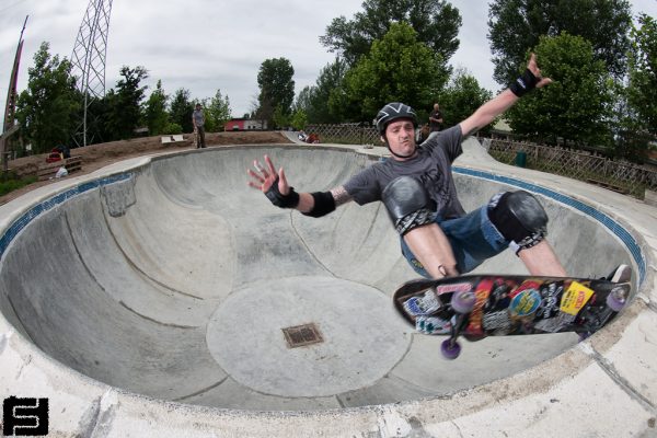 Toni Perrone. Frontside grind. Ottone Bowl. 