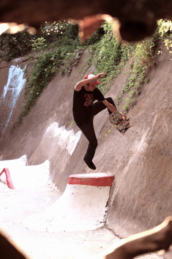 Boneless to wallride. Photo: Loïc Benoit