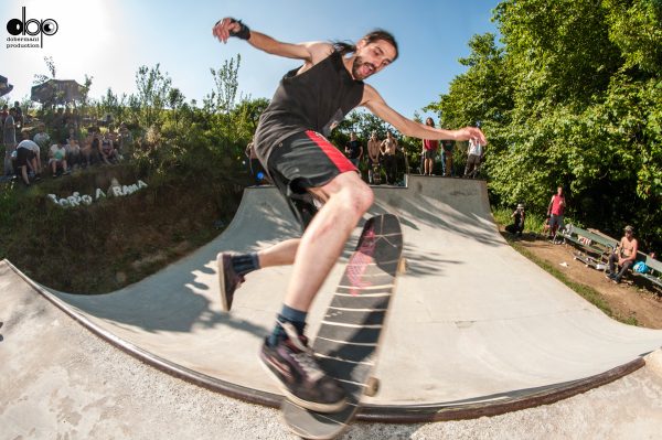 Chetos. No comply tailslide.