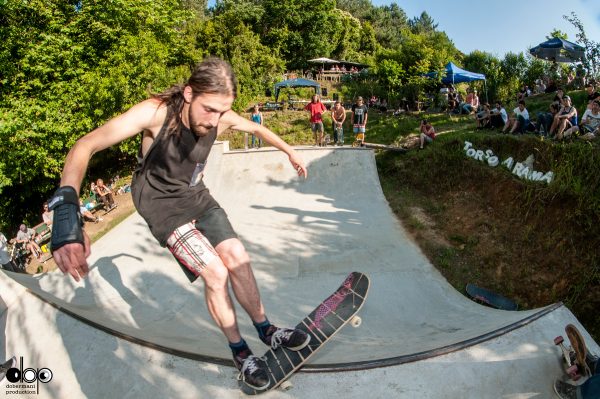 Chetos. Stand up frontside grind.