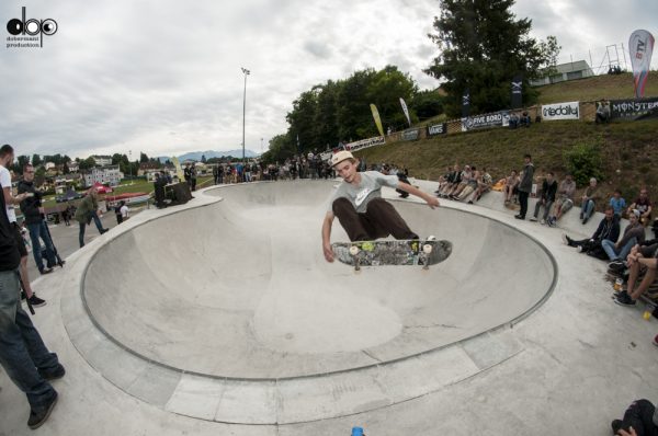 David Bachl. Frontside ollie..