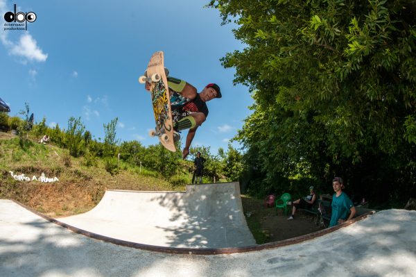 Mikel Muguerza. Air to fakie.