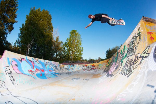 Simon Karlsson. Backside air. Skarpnäck, Sweden. Photo: Niemho 