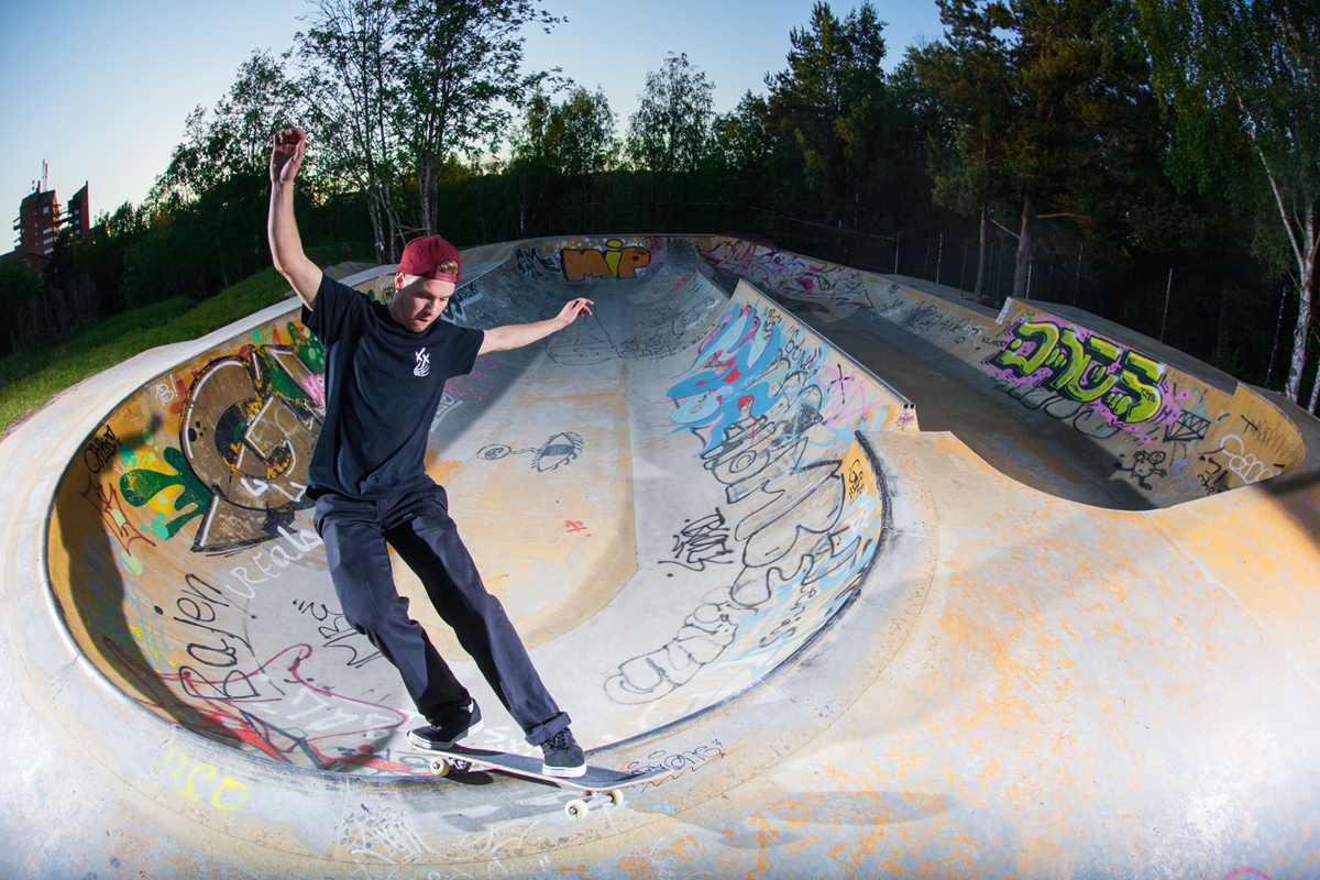 Simon Karlsson. Frontside feeble grind. Skärpnack, Sweden. Photo: Niemho