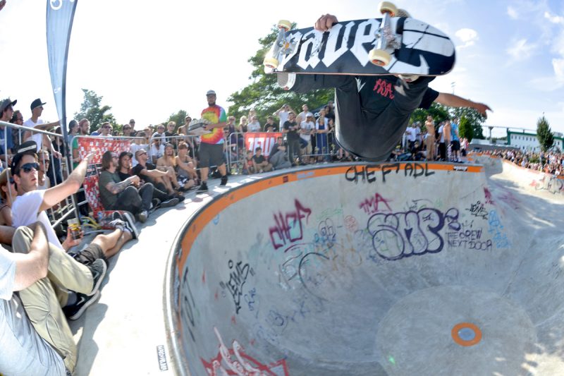 It's a board, it's a butt, it's KEVIN WENZKE flying head high out of the deepend. 