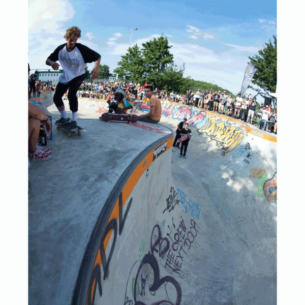 Jaime Mateu. Nollie 180 into the Monster bowl. Sequence: Hay