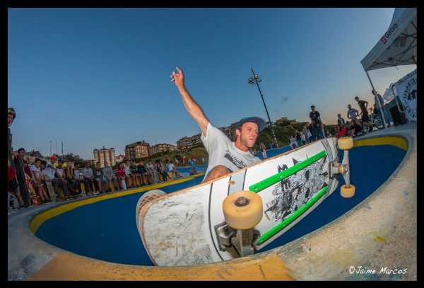 Borja Casas. Frontside grind in the pool. 