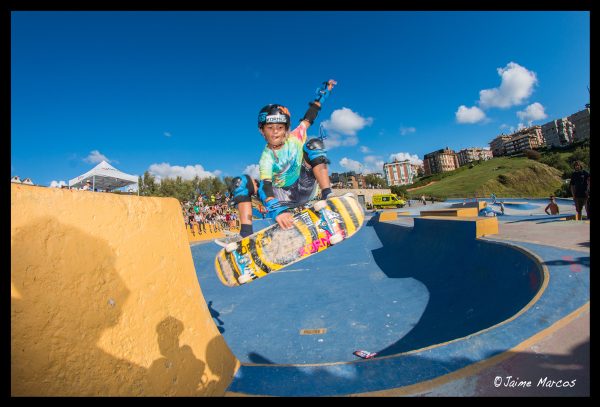 Peques. Kickflip grab off the quarter.