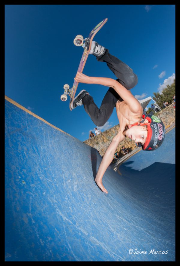 Peques. Hand plant