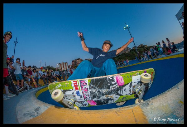 Proper frontside grind. 