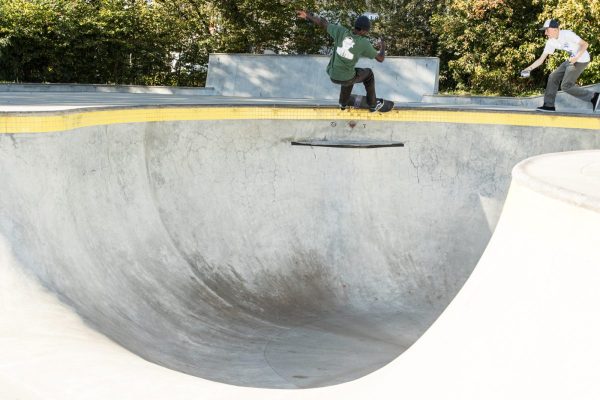 Stand up frontside grind over the loveseat in the bowl at Faelledparken.