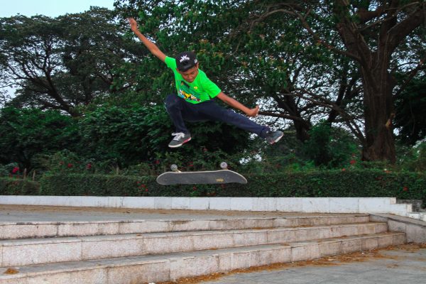 Local_skateboarder_Htet_Myat_kickflip_at_People's_Park_1